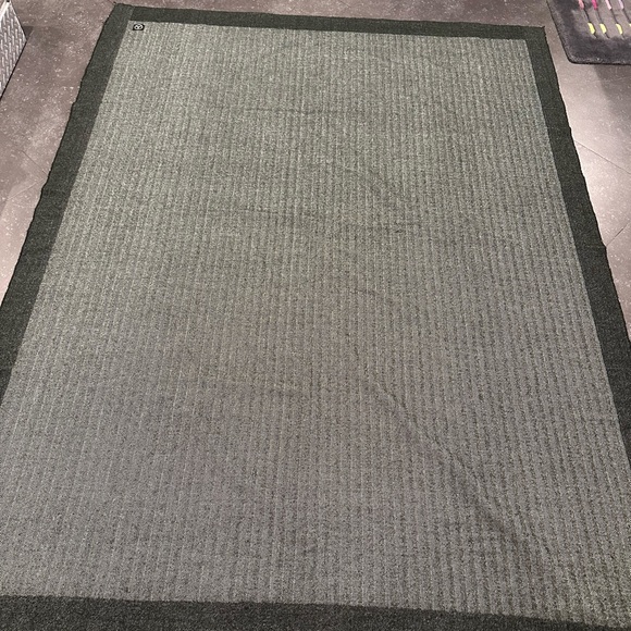 New Mercedes Benz throw blanket gray black - Picture 2 of 8